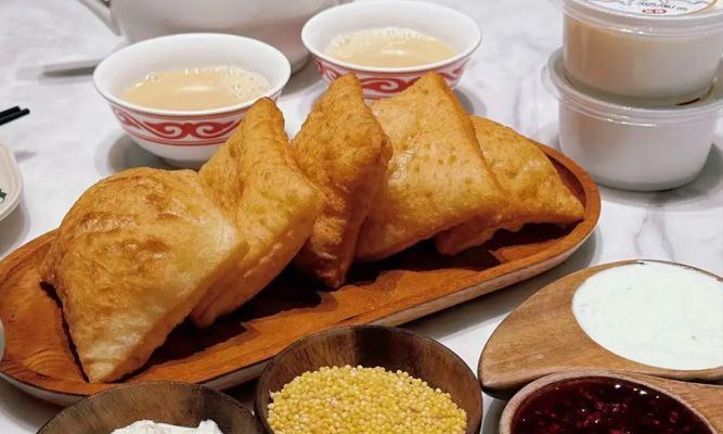 新疆美食不踩雷:本地人私藏的过油肉拌面与手抓饭老店