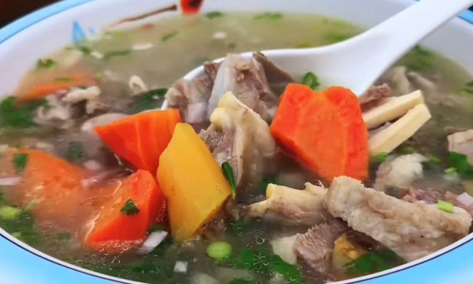 新疆特色美食打卡:清炖羊肉与锡伯大饼的地道吃法