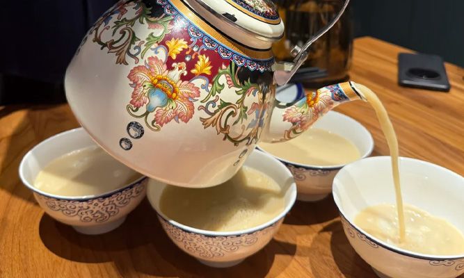新疆特色茶饮：药茶与奶茶的健康功效与口感
