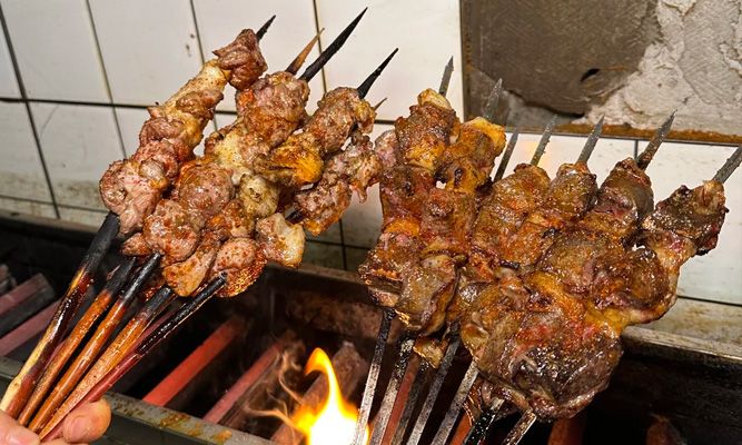 新疆夜市美食:烤肉、面肺子与卡瓦斯的地道组合