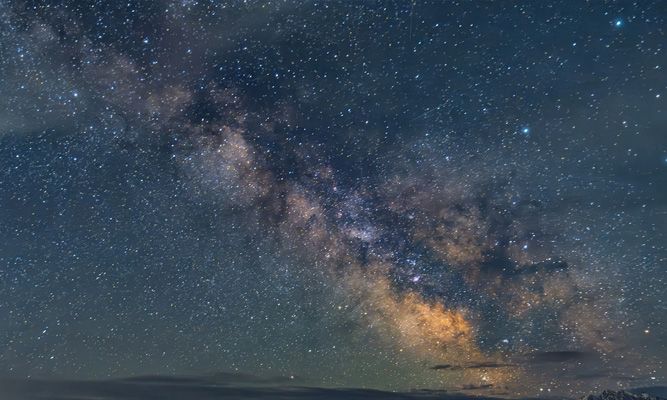 6月新疆草原星空:那拉提与巴音布鲁克的观星点
