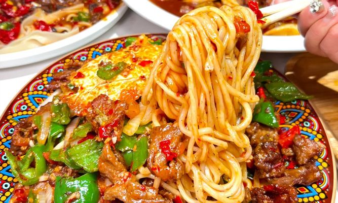 新疆特色面食:拉条子、丁丁炒面与纳仁的碳水快乐