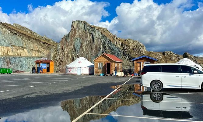 新疆旅游自驾停车:景区停车场与路边停车规范