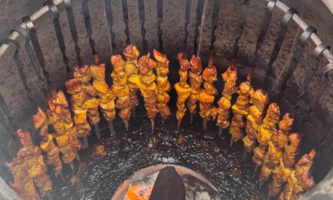 新疆特色烧烤:红柳烤肉与馕坑肉的制作工艺