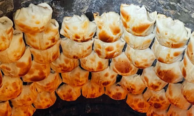 新疆特色面食:烤包子与薄皮包子的馅料区别