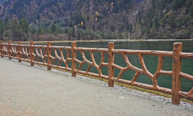 新疆旅游儿童安全:景区护栏与水域的安全提示